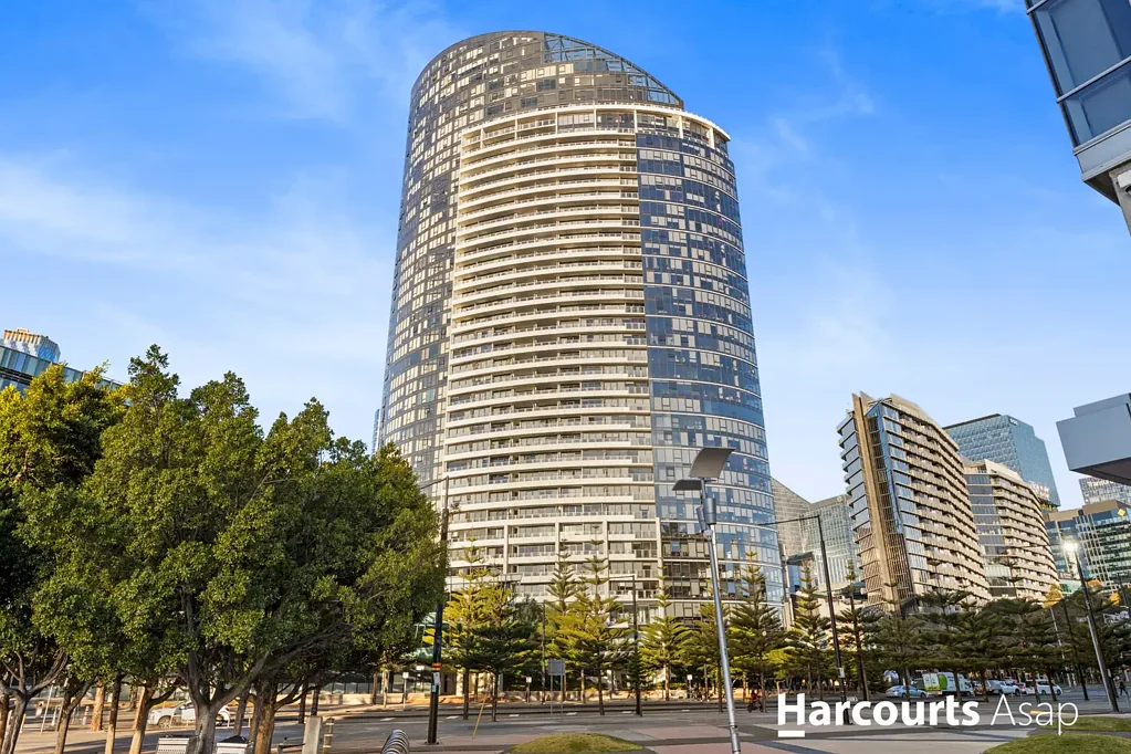 Sky-High Style with Stunning Views in the Heart of Docklands