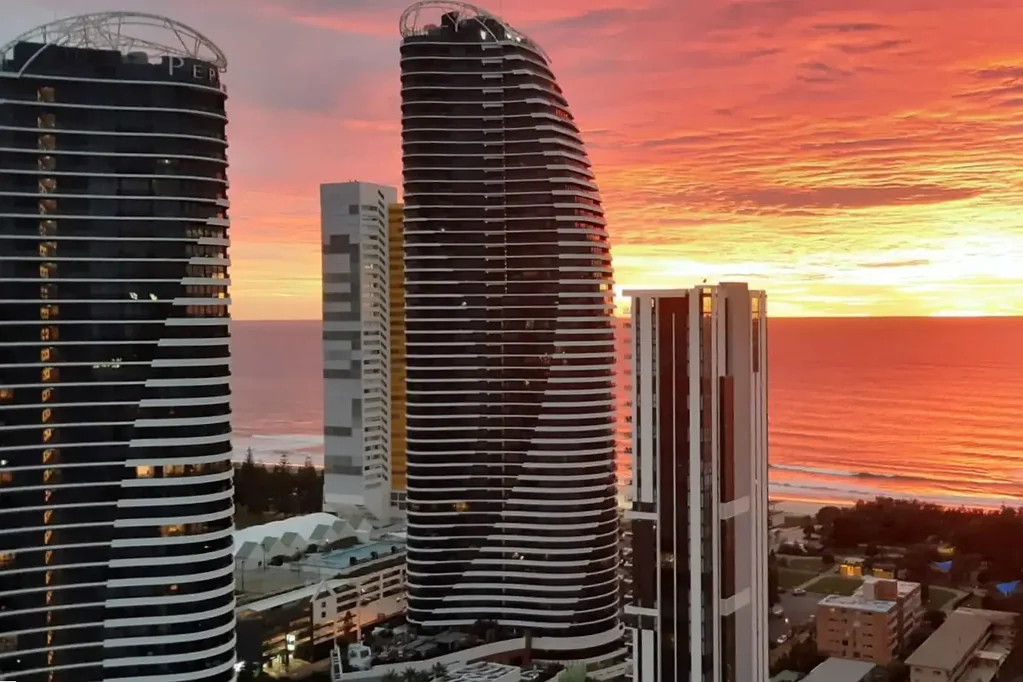 Broadbeach 2બેડરૂમ HOTTEST APARTMENT IN BROADBEACH!! BE QUICK! The Ultimate Coastal "Lock-and-Leave" – Breathtaking High Floor in Pet Friendly Luxury Apartment Building