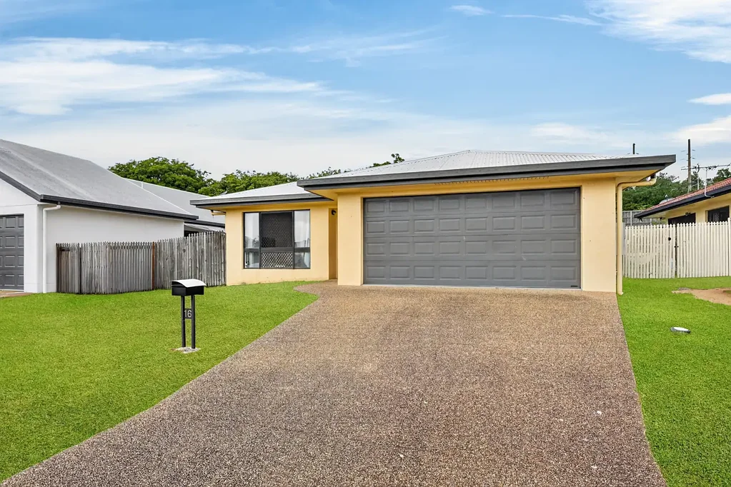 Douglas 4 Bedroom Pushbike to Townsville Hospital, JCU (university) , Defence Barracks and live right on the river !