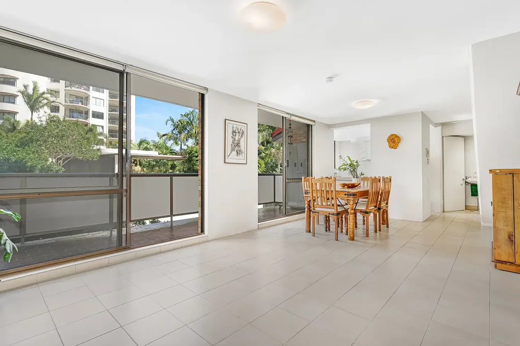 Toowong 2房 顶层双层公寓 两间卧室两浴室 独立单车库 小区泳池安保 入口近市中心 交通购物便利 Split Level Top Floor Apartment