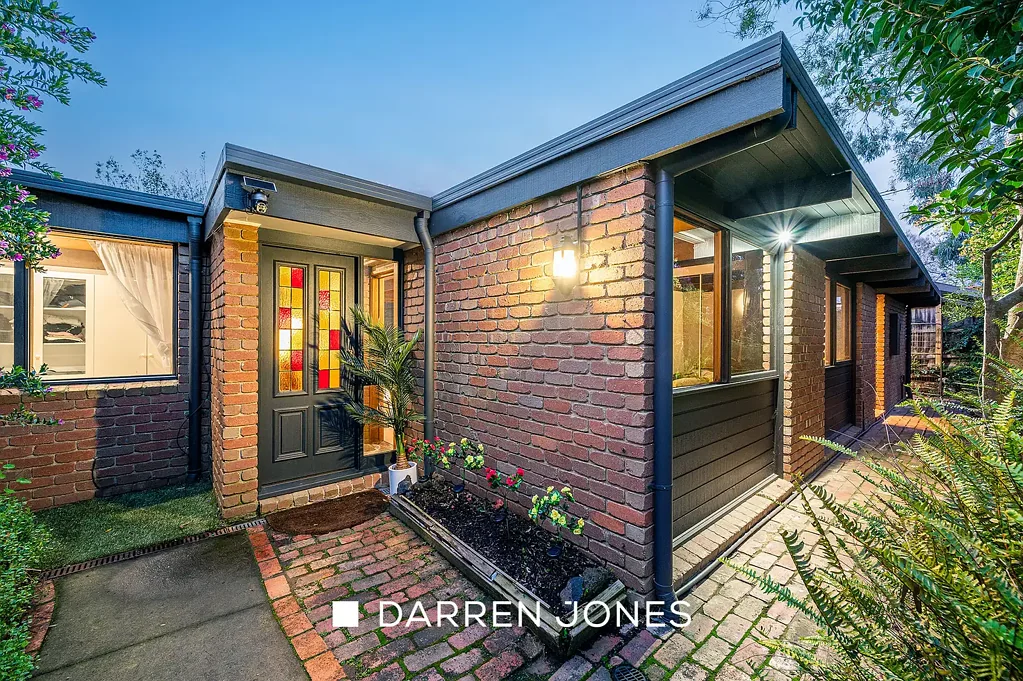 Greensborough 4બેડરૂમ Mid-Century Modern That’s Move In Ready!