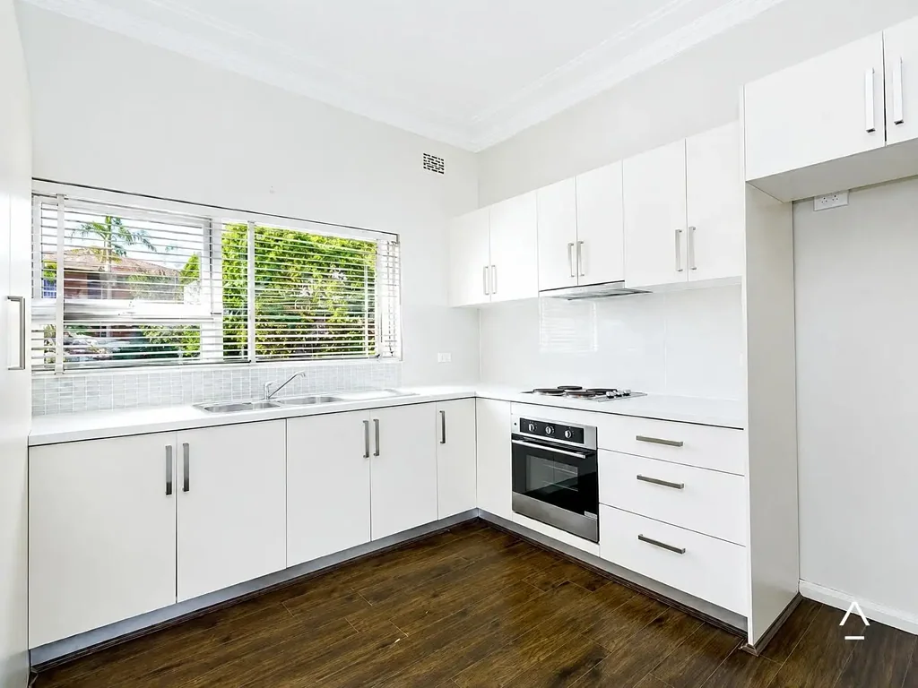 Gorgeous Two-Bedroom Flat with Private Yard