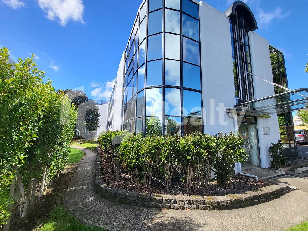 Epsom LOCATION, LOCATION, LOCATION! | EPSOM OFFICE | 2 levels