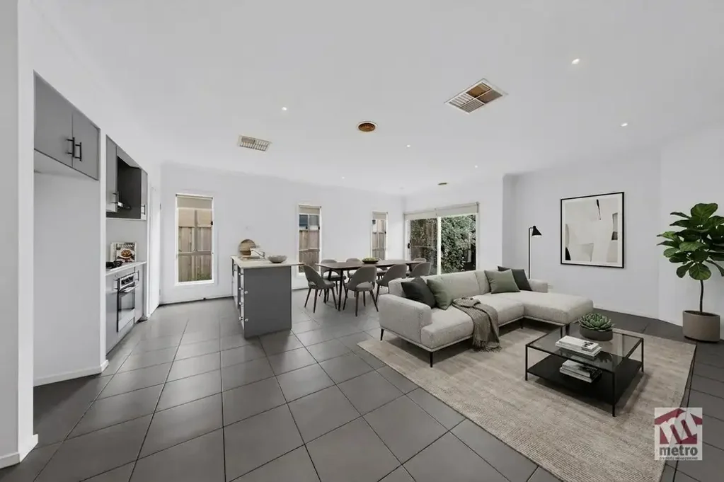 SPACIOUS FAMILY LIVING - TWO SEPARATE LIVING AREAS!