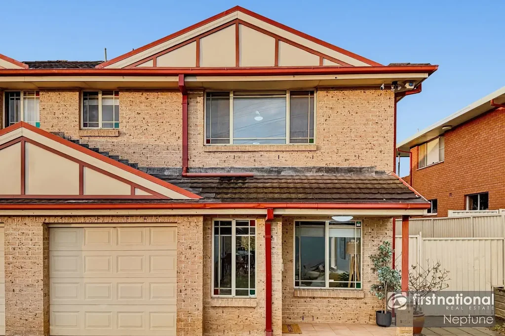 Pendle Hill 3房 临街复式联排别墅！ FRONT-FACING DUPLEX-STYLE TOWNHOUSE!