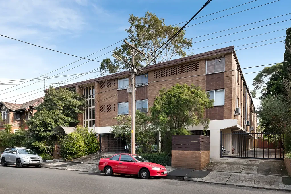 St Kilda East 翻新内部设计 自然光线充足 宁静度假风格 公共泳池花园 时尚厨房燃气用具 强化木地板 双层百叶窗 遥控带顶车位 Elevated with undercover Secure Parking