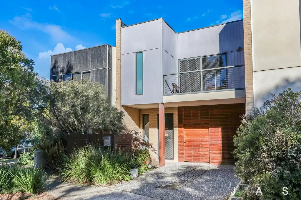 A Stylish Sanctuary with Leafy Stony Creek Views