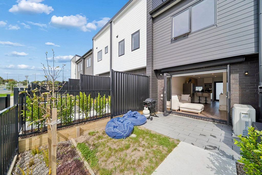 Hobsonville 2房  Near New 2-Bed with Sea Views — Motivated Vendor"