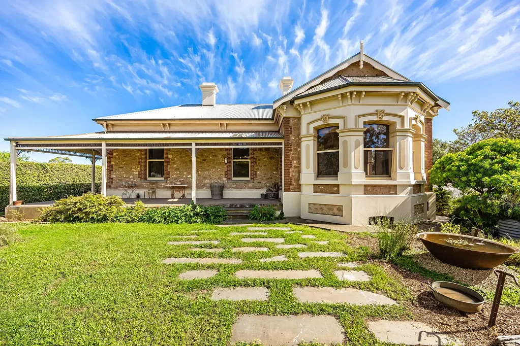 Strathalbyn 4ห้องนอน Seize Strathalbyn from an epic original home, blended and extended to enhance its history...