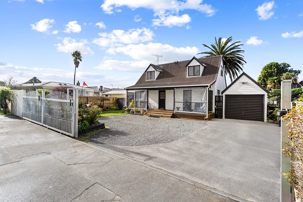 Manurewa 3Kwarto Stand-alone 3 BDRMS Home! Must Sell!