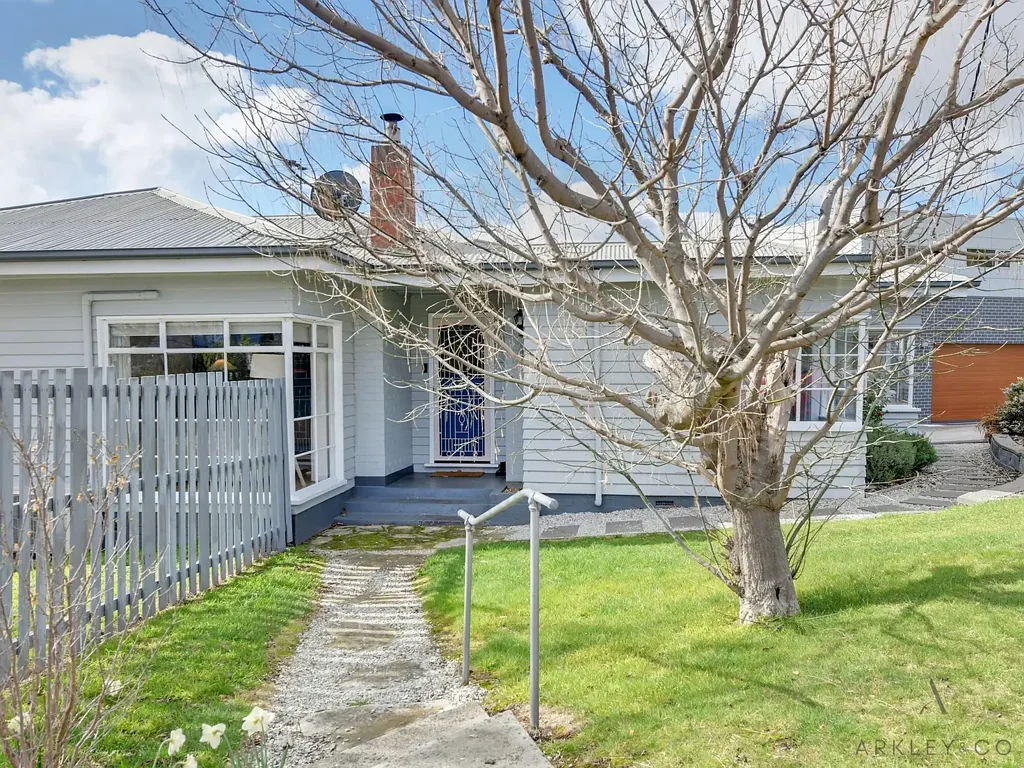 18 Ballawinnie Road, Lindisfarne, TAS 7015