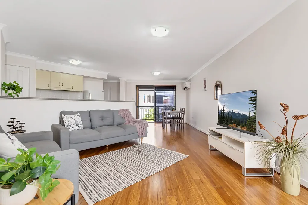 Stylish Furnished Top Floor Apartment - Pool!