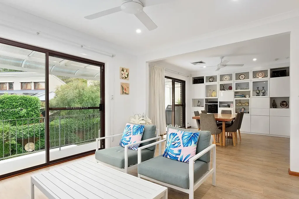 UNIQUE, OVERSIZED UPPER DUPLEX