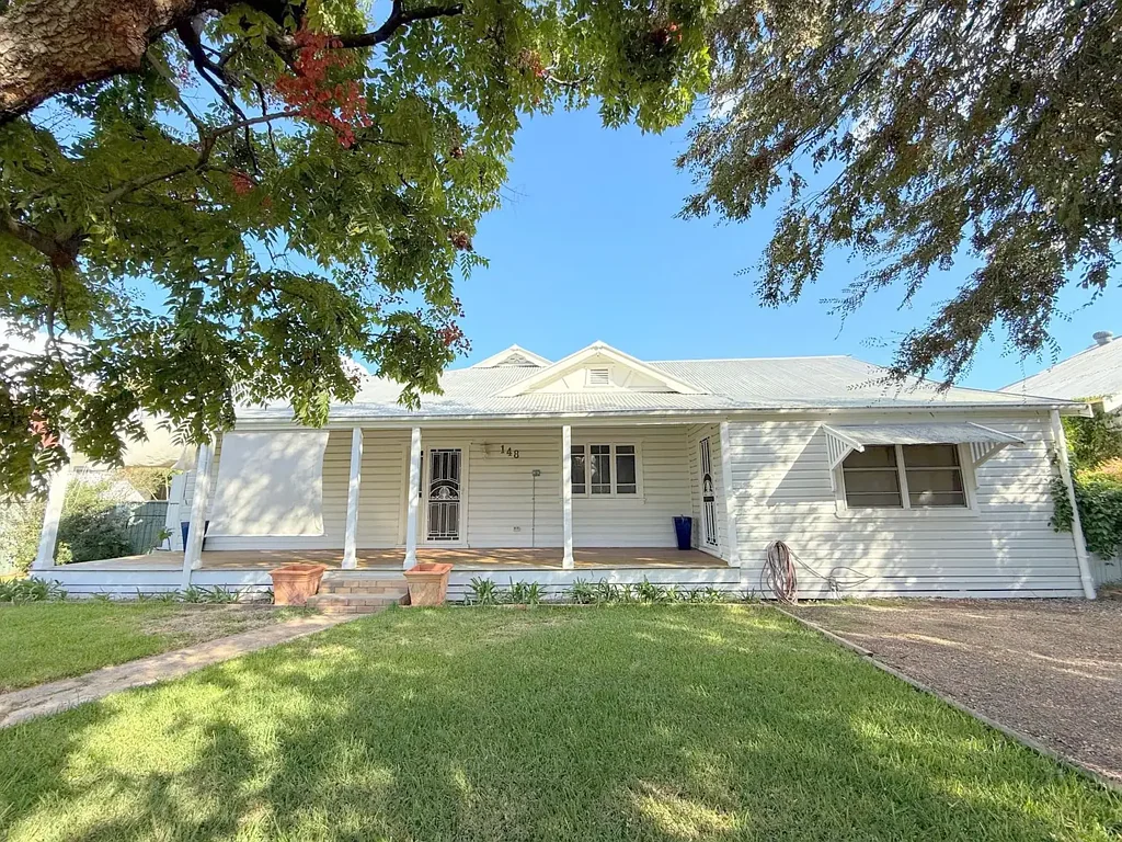 Moree 4 Bedroom PRIME LOCATION - WALK TO THE CBD AND THE GOLF CLUB