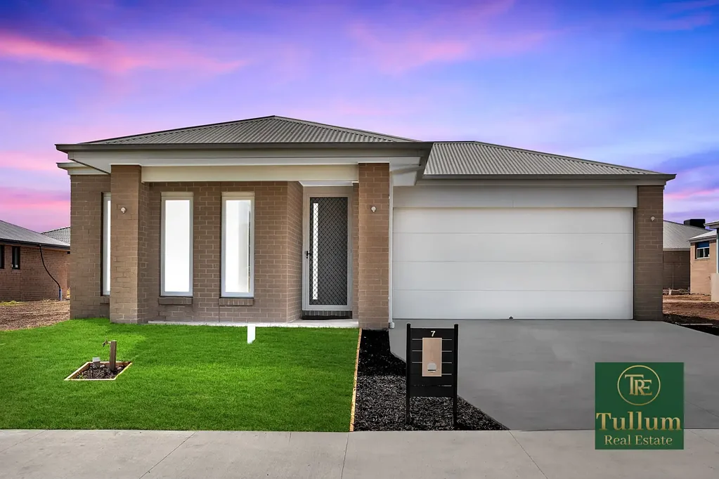 Moe 4 Slaapkamer Brand New 4-Bedroom Family Home with Dual Living Areas & Potential Side Access!