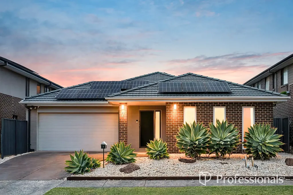 Cranbourne East 4कमरा Spacious Family Living with Solar, Security & Prime Cranbourne East Convenience