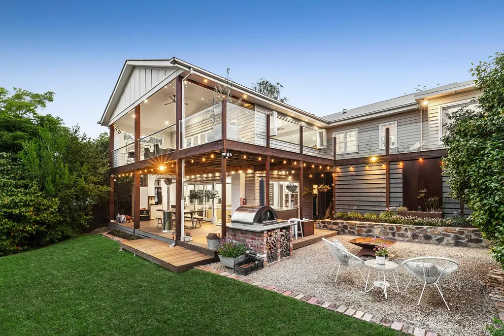 Croydon 4Zimmer Charming Weatherboard Haven with Stunning Views and Exceptional Outdoor Living