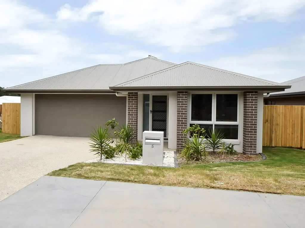 Quality 4 Bedroom family home in Parklakes 2