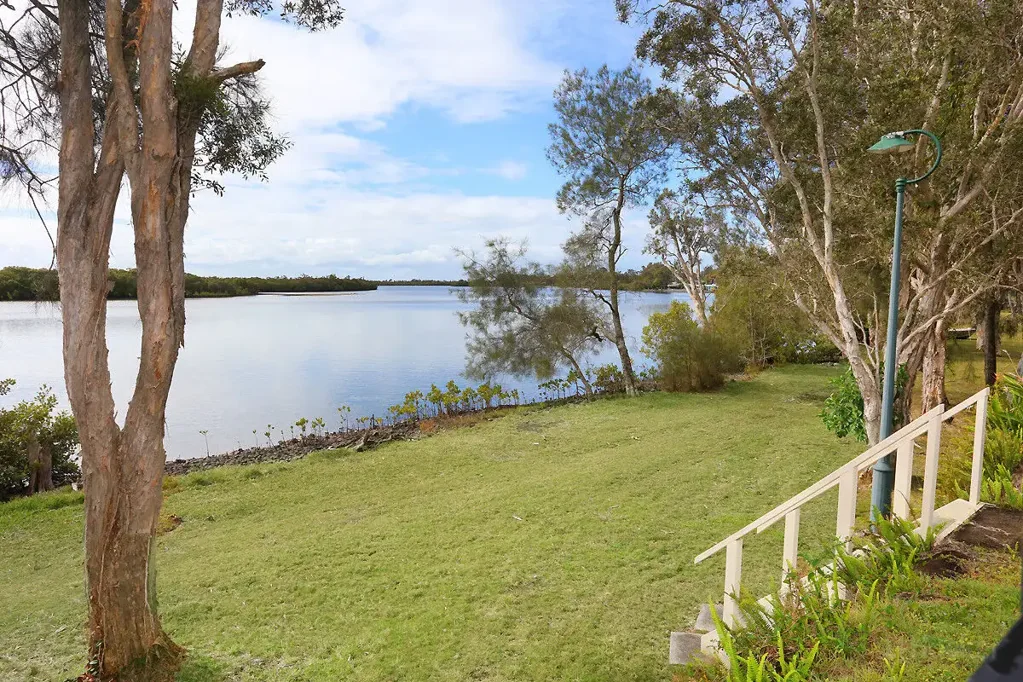 Coombabah 4Kwarto Your Coombabah Water View Escape — Potential-packed, Peaceful & Newly Painted Exterior + Roof