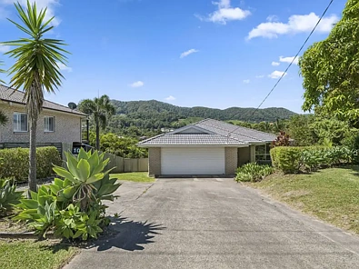 Coffs Harbour 5房  Spacious Family Living with Breathtaking Mountain Views