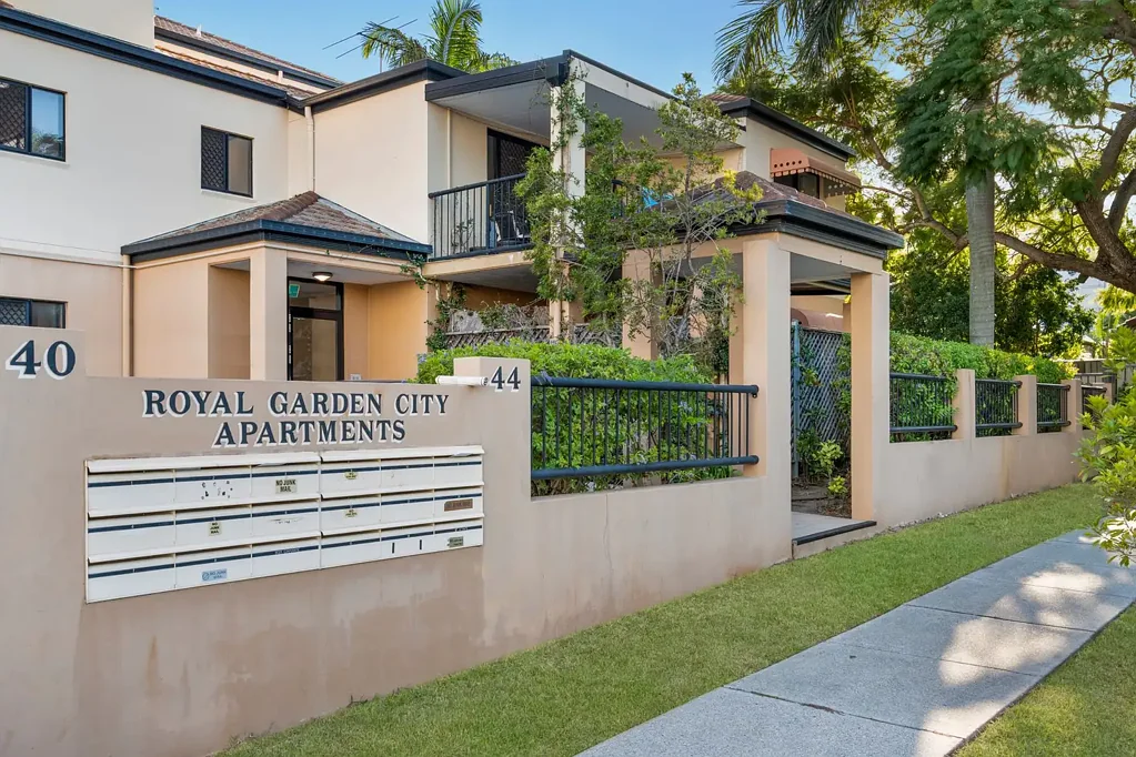 Upper Mount Gravatt 3房 Upper Mount Gravatt精装公寓 私密全封闭户外 3卧带套间 开放式布局 安全地下停车 便捷学区商圈 Stylish Ground-Level Living with Private Entertaining