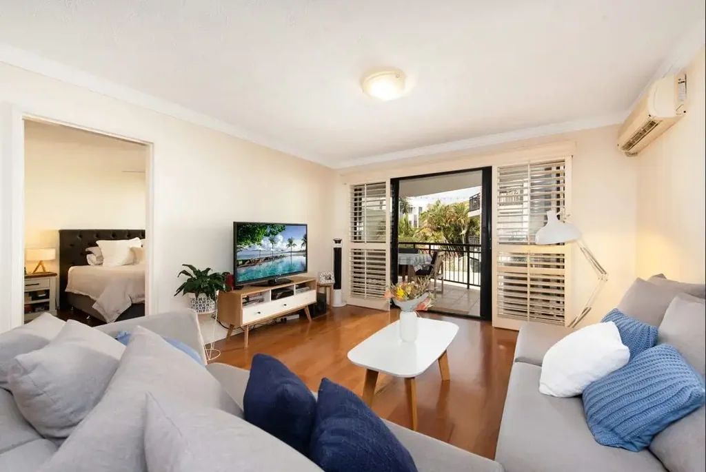 Spacious, Light-filled Corner Apartment By New Farm Park