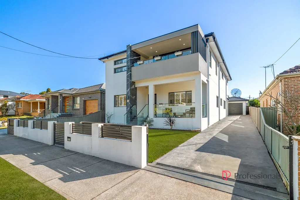 Regents Park 8 Bedroom Ultimate Dual-Level Family Living Opposite Carnarvon Golf Course