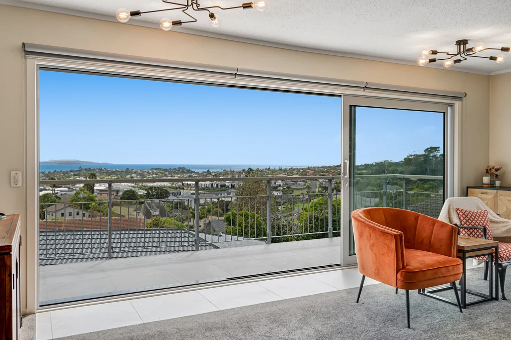 Red Beach 4房 1970年代坚固海景住宅！双层布局+全景北向阳台+多功能车库，近海滩/学校/主干道！ Room to Live, Work and Park