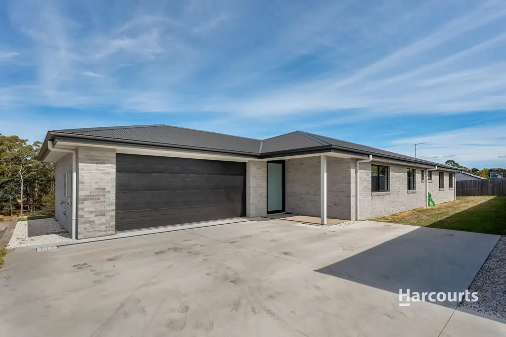 Wynyard 4 Bedroom Modern Family Living in a Private Setting