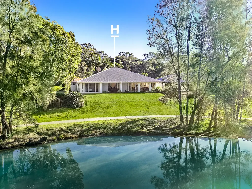 Elanora 4ਬੈੱਡਰੂਮ Single-Level Elegance with Uninterrupted Park and Lake Views
