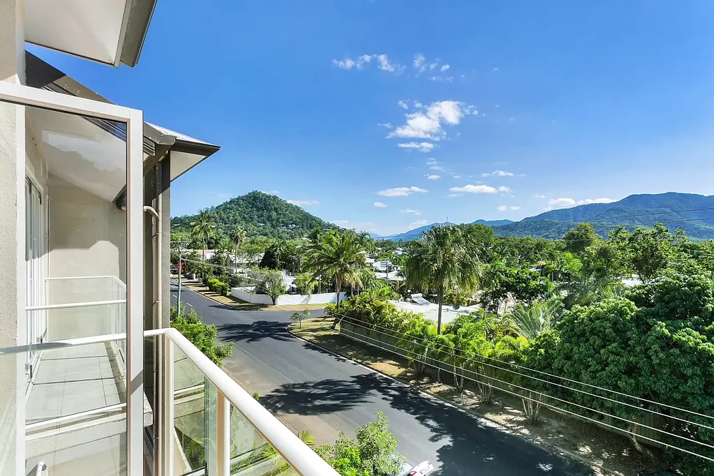 FULLY FURNISHED TRINITY BEACH TOWNHOUSE APARTMENT