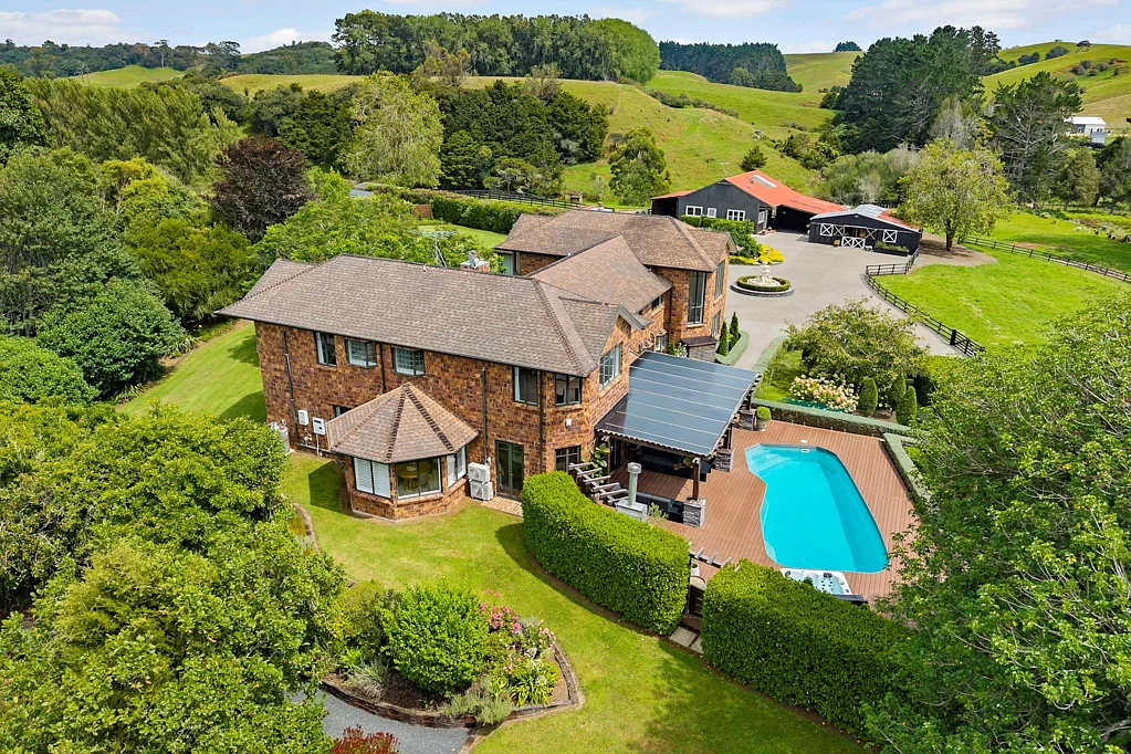 Pukekohe 5房 永恒奢华庄园｜514㎡砖石别墅＋泳池、温泉、马厩与绝美花园 TIMELESS OPULENCE - ARCHITECTURAL GRANDEUR