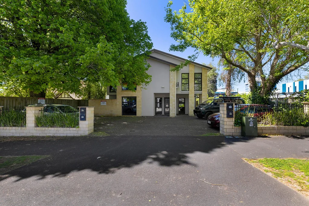 Hamilton Central 4房  High-Yield 4 Studio Investment Returning $55,000+ p.a.