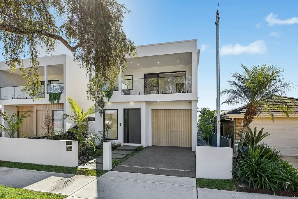 Moorebank 5Kwarto Contemporary Family Luxury with Poolside Entertaining
