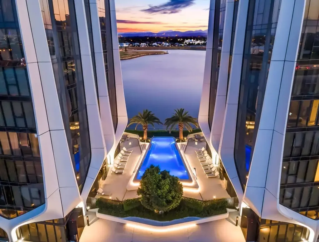 Modern 2 bedroom apartment in the heart of Mermaid Waters.
