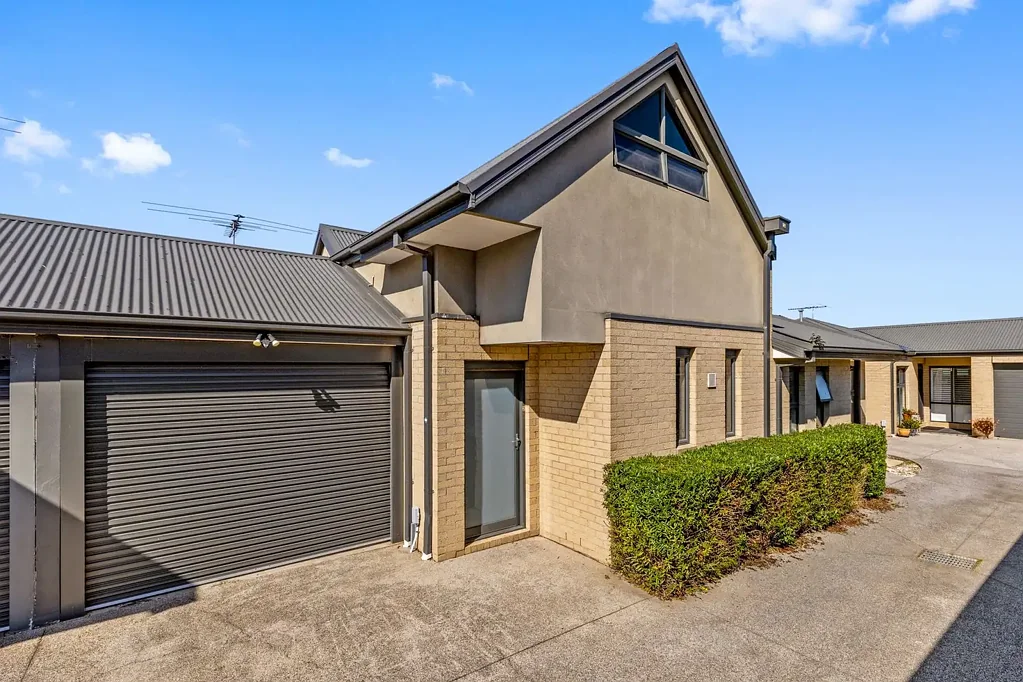 Altona North 2 Slaapkamer VACANT NOW - This lifestyle location is one of the Inner West’s best-kept secrets!