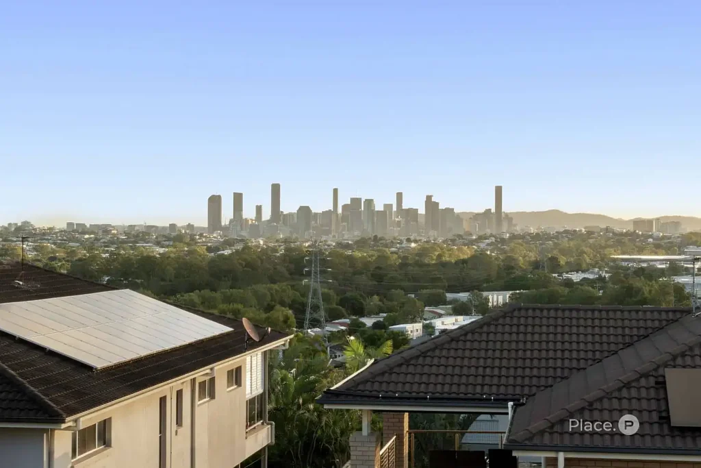 Murarrie 3房 宽敞三层住宅，尊享卓越户外娱乐空间 Spacious Tri-Level Living with Exceptional Outdoor Entertaining