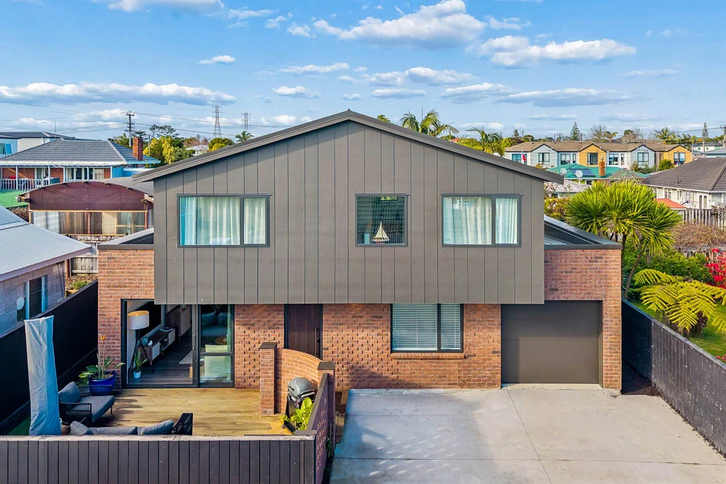 Te Atatu South 3房  Vendor Bought - This Masterpiece Must Be Sold