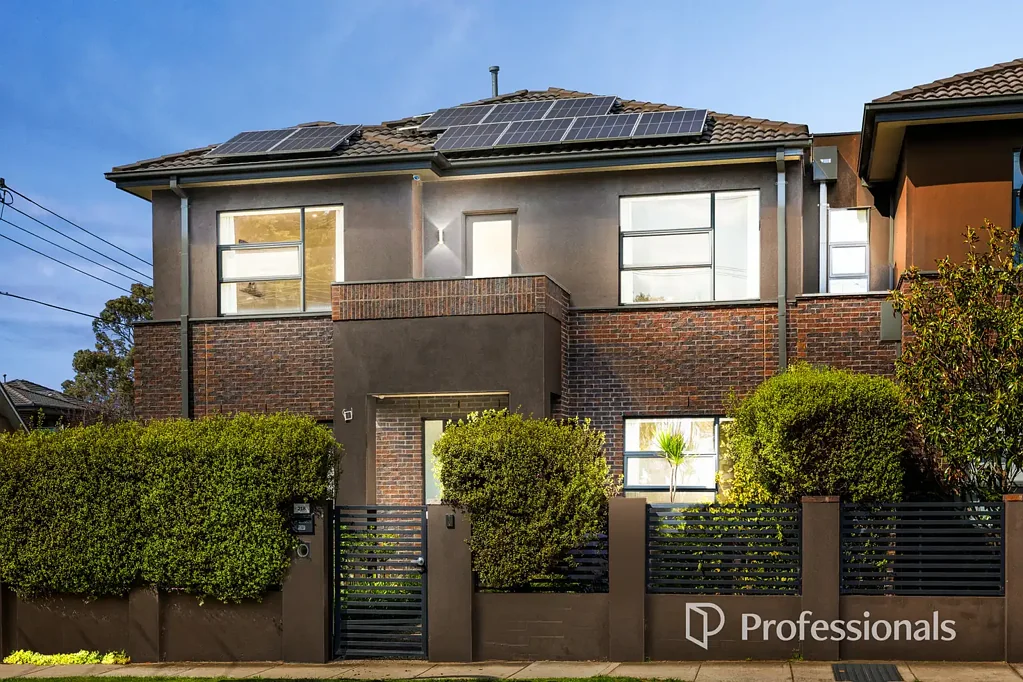 Mckinnon 4 Slaapkamer Prestigious McKinnon Secondary Zone | Sunlit Spacious Family Haven