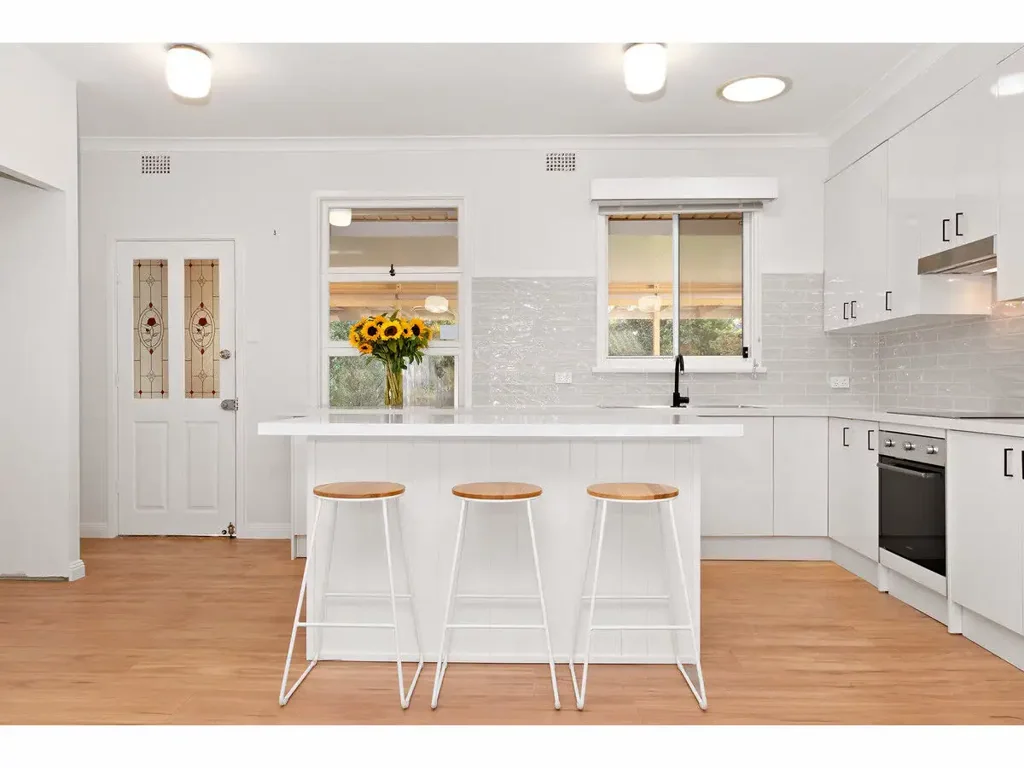 IMPRESSIVE BRIGHT FAMILY HOME - AIR-CONDITIONED AND YES, IT'S PET FRIENDLY