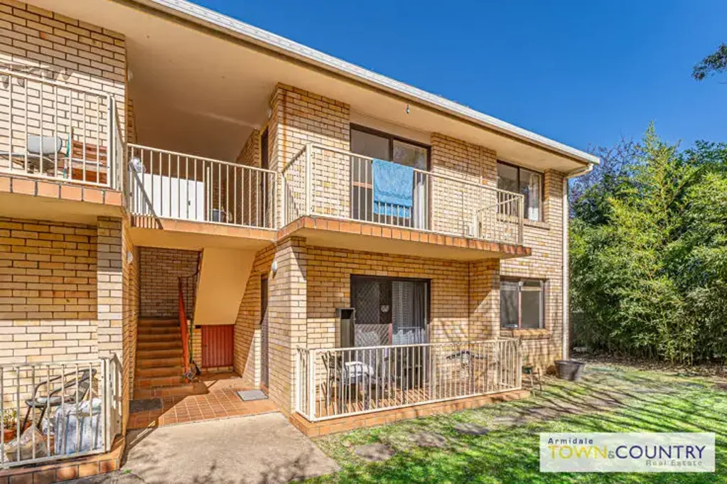 Perfectly positioned, right in the heart of the UNE precinct. This solid double brick unit in a well maintained complex is a perfect choice