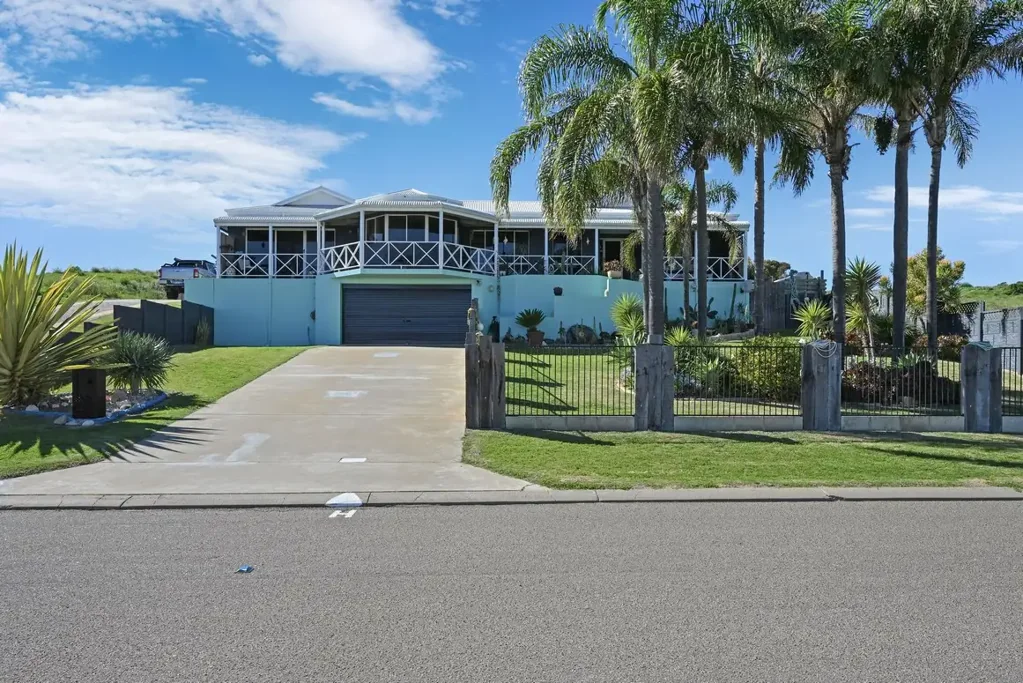 Drummond Cove 4房  Statement Home with Sweeping Ocean Views