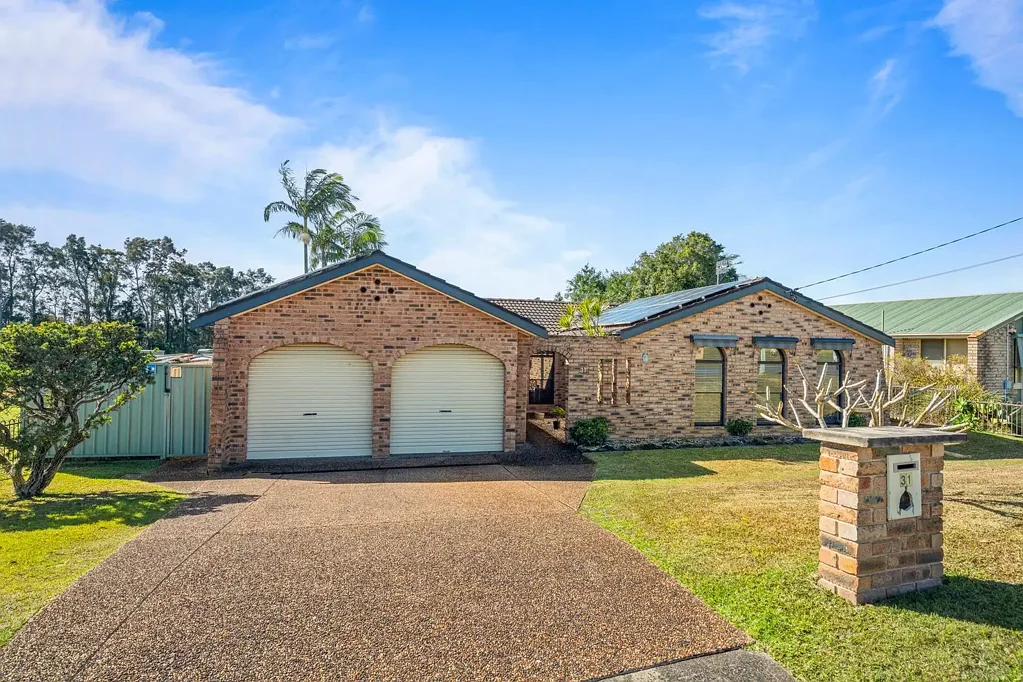 Bateau Bay 4 Bedroom Spacious Single Level Family Living with Poolside Entertaining