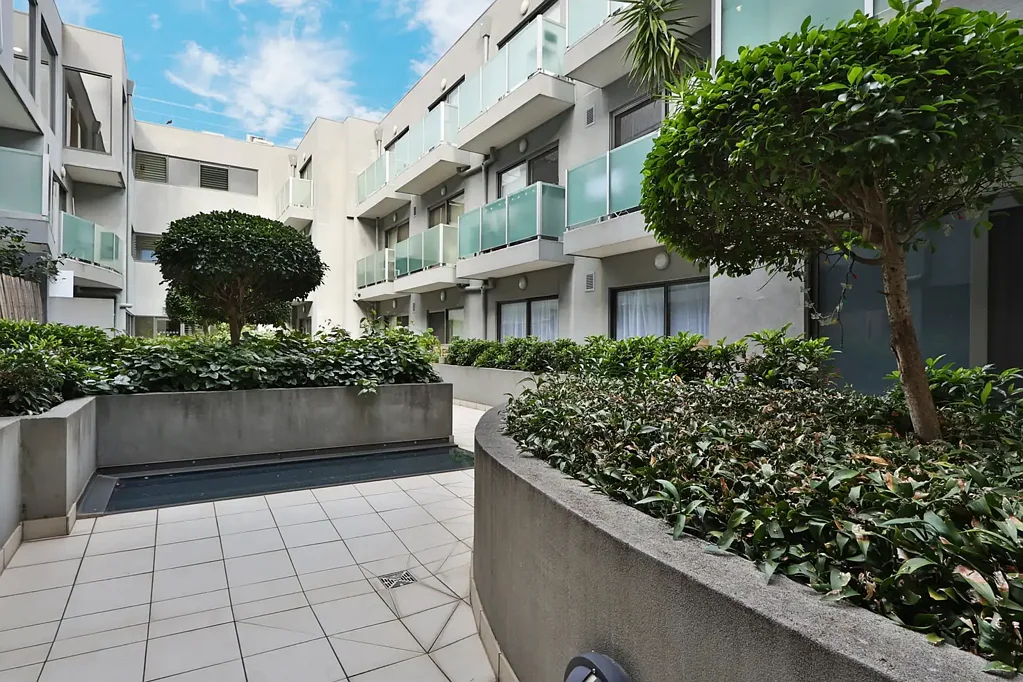 LOW MAINTENANCE - EXCELLENT LOCATION!