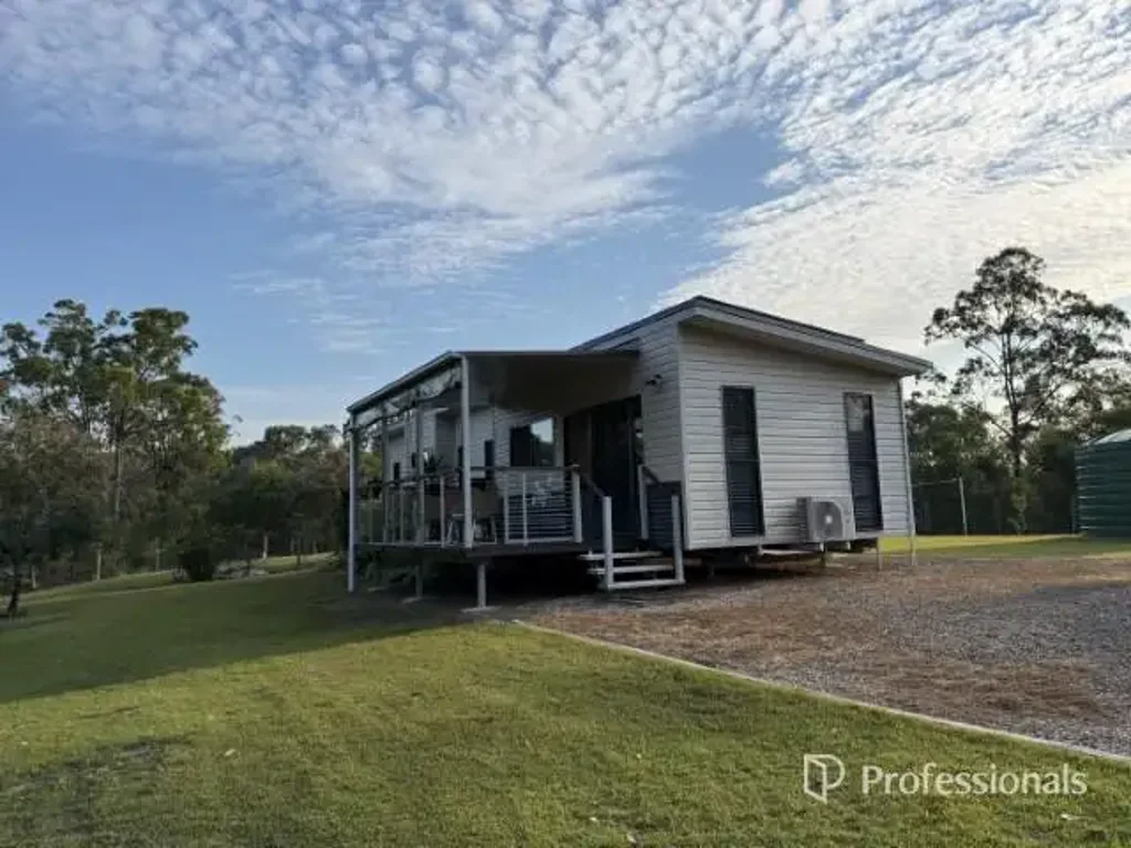 Modern  2-Bedroom Off-Grid Home - Peaceful, Private, and Sustainable Living!