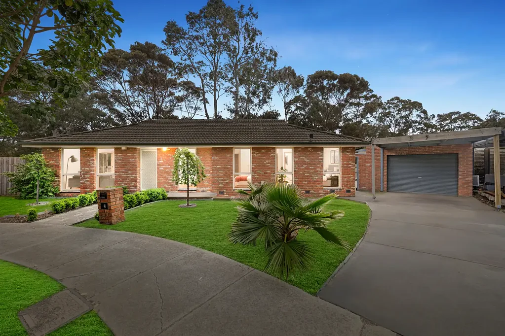 Bundoora 4房 大型平整地块 560sqm 四卧一卫 专用双车位 宽敞布局 自然采光 中央供暖 步行至Tram 86 邻近大学 商业中心 优质学校 Beautifully Presented Family Residence