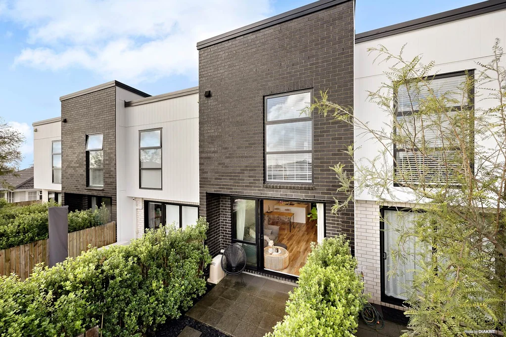 Glen Eden 2房  Affordable, Private & Near-New