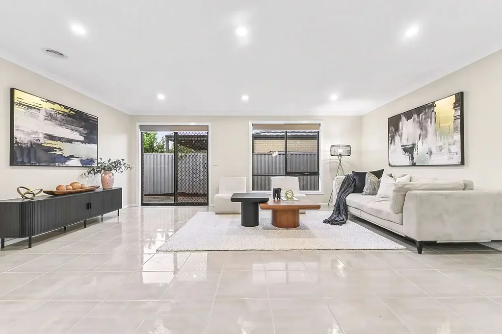 Cranbourne East 4房  The Brief: Grand Master Retreat & Multiple Living Zones in a Sought-After Cranbourne East Pocket