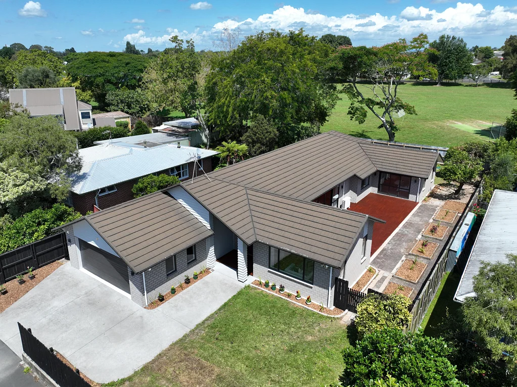 Hillcrest 5房  Substantial Brick Home - Must Be Sold!