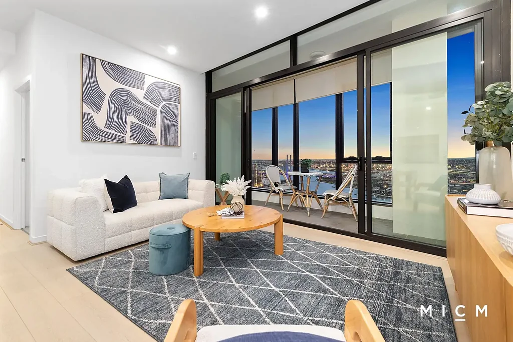 Docklands 2房 每周租金820澳币 高端摩天公寓 无遮挡Victoria Harbour景色 City Circle电车旁 书房设计 Miele电器 冬季花园 私密平台 壮丽全景 大理石浴室 安全停车 地暖空调 健身房礼宾服务 Spectacular Sky Home with Breathtaking Victoria Harbour Views